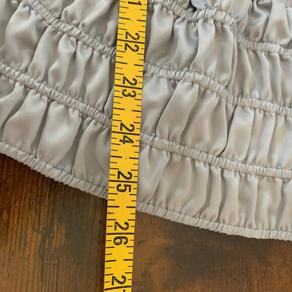 NikiBiki Light Gray Shirt Sleeve Smocked Waist Top Size Medium - Picture 7 of 7